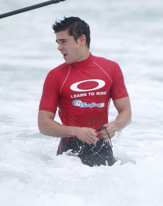zac efron 2011 beach. Zac Efron visits Bondi Beach