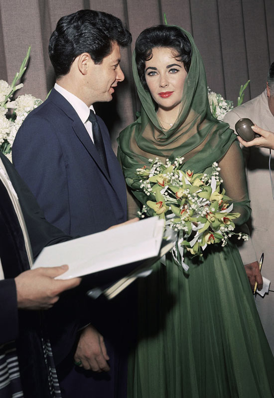 Liz Taylor marries Eddie Fisher