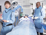 House: S07E19: Thirteen and Foreman treat an ambitious teenager