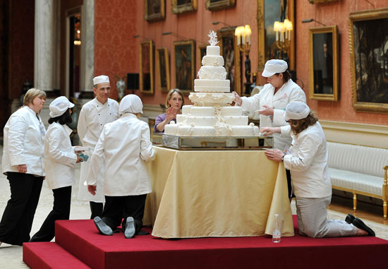 royal wedding cake 2011. Royal cake finishing touches