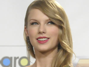 Taylor Swift arrives at the Billboard Awards 2011