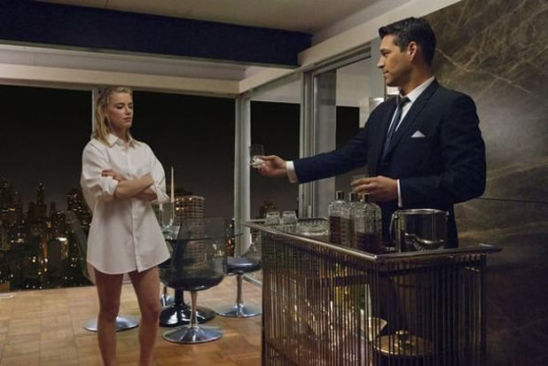 The Playboy Club S01E01