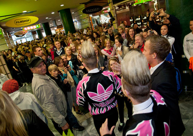 Jedward signing in Estonia