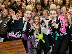 Jedward signing chaos in Estonia