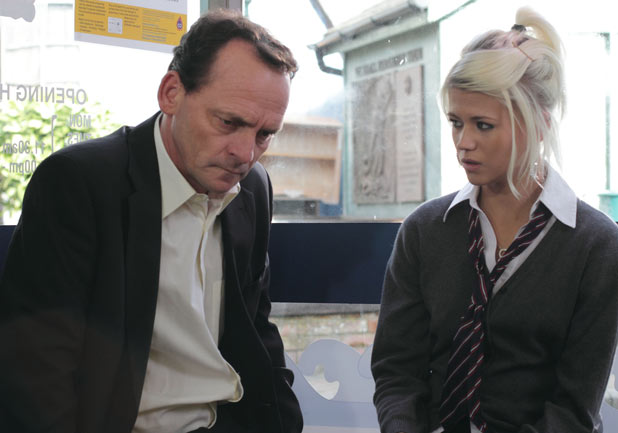 Lola tells Billy she is pregnant