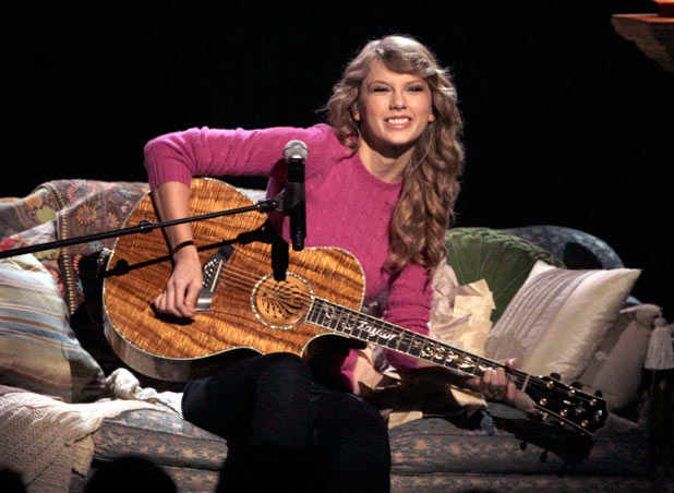 Taylor Swift performing 'Ours'.