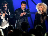 Lionel Richie joins Little Big Town for a performance of 'Deep River Woman'.