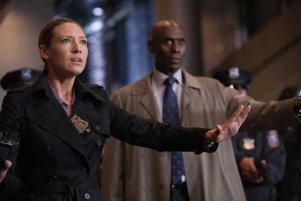 Olivia (Anna Torv, L) and Broyles (Lance Reddick, R) 