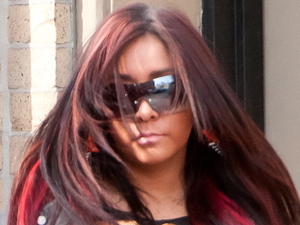 Snooki wearing her engagement ring