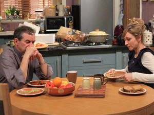 Sandy gets up late and is unnerved by Ashley's behaviour. When Laurel spots his injured wrist she suggests he should go to the hospital