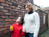 Amy is off school for the day and Tracy has sent her into the yard for some fresh air. Lesley is left alone and spots Amy, offering to take her to the park