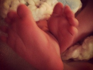 Hilary Duff posts teaser picture of son on Twitter