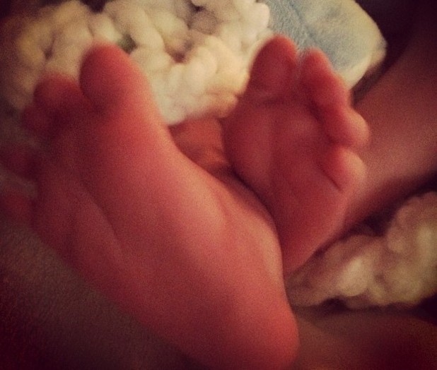 Hilary Duff posts teaser picture of son on Twitter