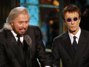 Barry Gibb unveils a video montage featuring his late brother Robin.