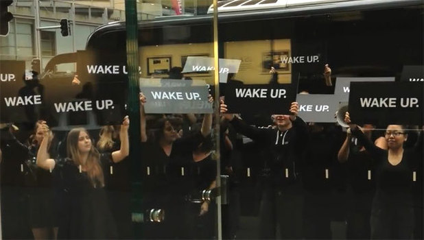 Samsung 'protesters' outside Apple store