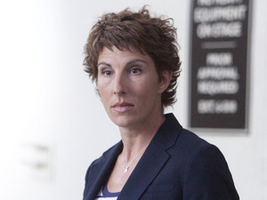 Episodes s02 e01 UK TX May 11, 2012: Beverly Lincoln (Tamsin Greig)