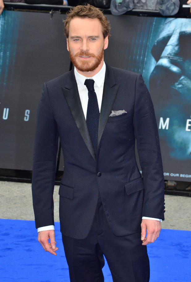 http://i2.cdnds.net/12/22/618x912/movies_prometheus_world_premiere_6.jpg