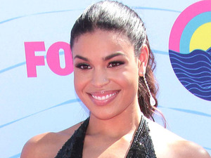 Jordin Sparks arrives on the pink carpet at the Teen Choice Awards 2012