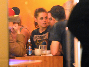 Kristen Stewart having dinner with Rupert Sanders at Monsieur Vuong restaurant at Mitte. Berlin, Germany
