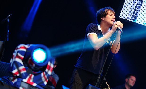 Paolo Nutini performing