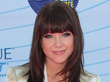 Carly Rae Jepsen arrives on the pink carpet at the Teen Choice Awards 2012