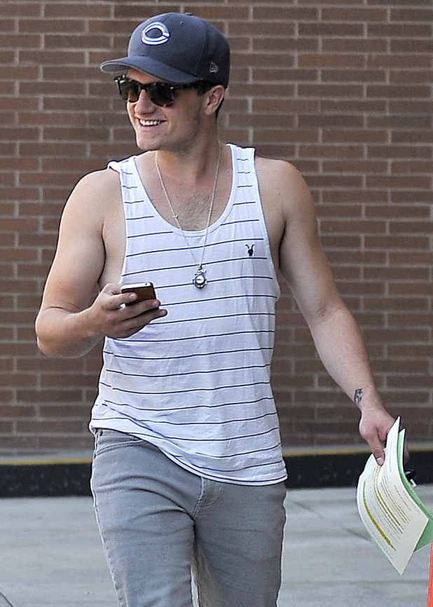 Josh Hutcherson
and his mother Michelle Hutcherson run errands in Beverly Hills
Los Angeles, California