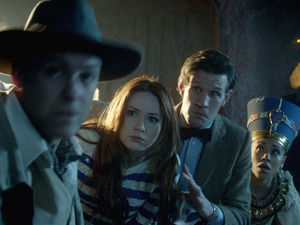 Doctor Who S07E02: 'Dinosaurs on a Spaceship' - Riddell (Rupert Graves), Amy Pond (Karen Gillan), The Doctor (Matt Smith), Queen Nefertiti (Riann Steele), Rory Williams (Arthur Darvill) and Brian Williams (Mark Williams)