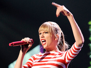 Taylor Swift performs at the MTV Video Music Awards 2012