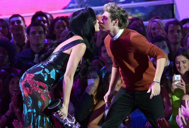 Katy Perry and One Direction star Niall Horan kiss at the MTV VMAs.