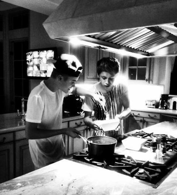 Justin Bieber and One Direction star Niall Horan cook noodles after the MTV VMAs.