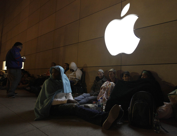 ... in Chicago keep warm as they wait for the iPhone 5 to go on sale