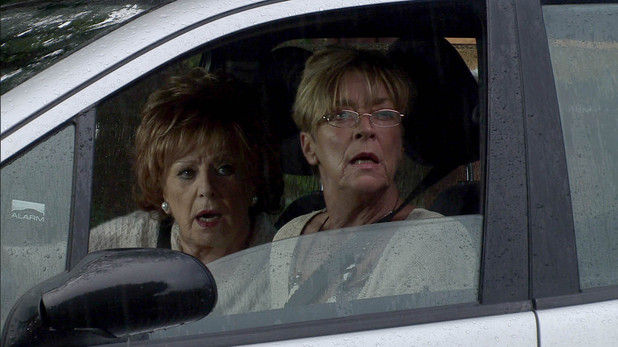 A suspicious Deirdre spots Ken heading for a cab and recruits Rita. The pair follow Ken