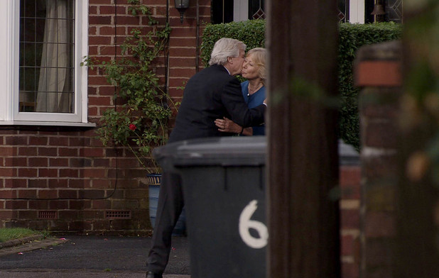 Deirdre gets the shock of her life when she watches Ken arrive at Wendy's