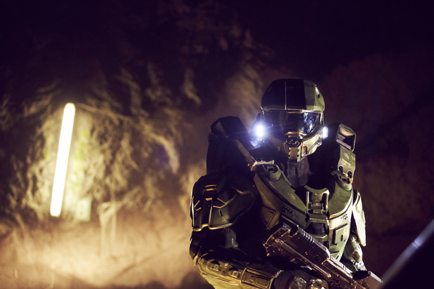 Master Chief walks through the mine
