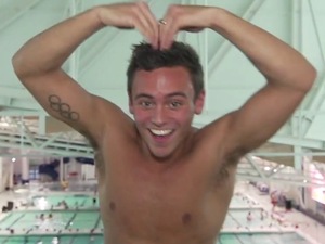 Tom Daley does Mo Farah's 'Mobot'