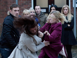 8014: Leanne and Carla's argument quickly turns into a catfight