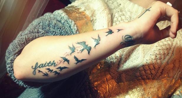 Demi Lovato shows off her new tattoo