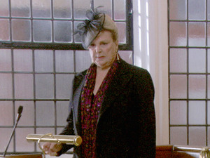 Cora is the only volunteer to give a eulogy for Derek. 