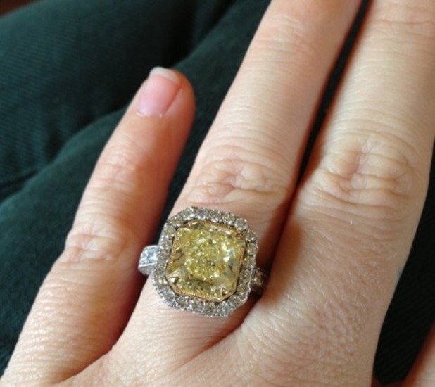 Kelly Clarkson tweets picture of engagement ring