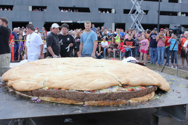 900kg cheeseburger
