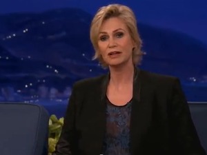 Jane Lynch raps 'Super Bass' on 'Conan'