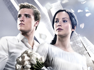 'Hunger Games: Catching Fire' poster featuring Katniss Everdeen and Peeta Mellark