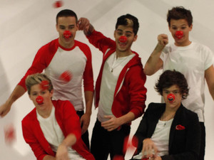 One Direction pose for Comic Relief