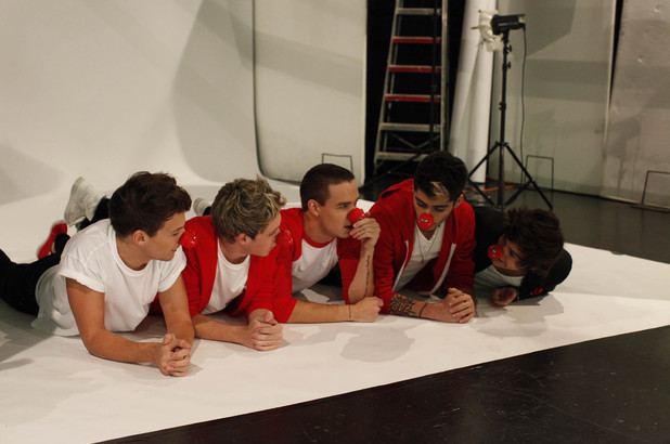 One Direction pose for Comic Relief