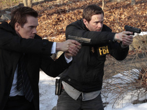 Ryan Hardy (Kevin Bacon) and Weston (Shawn Ashmore) capture one of Joe's followers in The Following S01E13: 'Havenport'