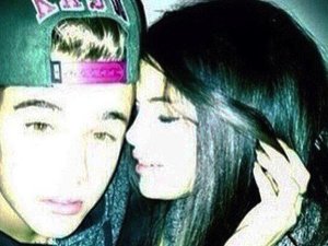 Justin Bieber poses with Selena Gomez