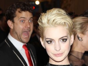 Joshua Jackson, Anne Hathaway, photobomb, met ball 2013, Punk: Chaos To Couture exhibition, Metropolitan Museum of Art, New York