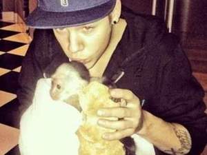 Justin Bieber poses with his pet monkey Mally