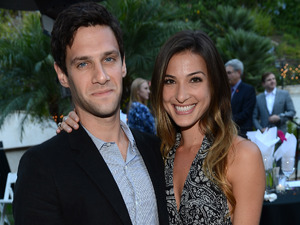 Justin Bartha and Lia Smith