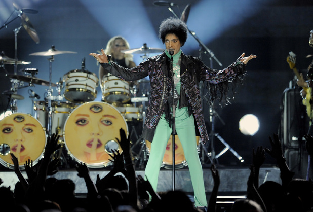 http://i2.cdnds.net/13/21/618x418/music-billboard-awards-2013-prince.jpg